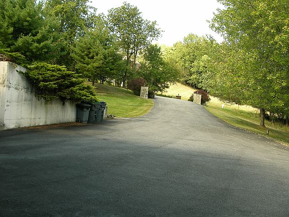 3rd image of 28 Woodcrest Ln