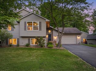 8117 Dakota Ln, Chanhassen, MN 55317