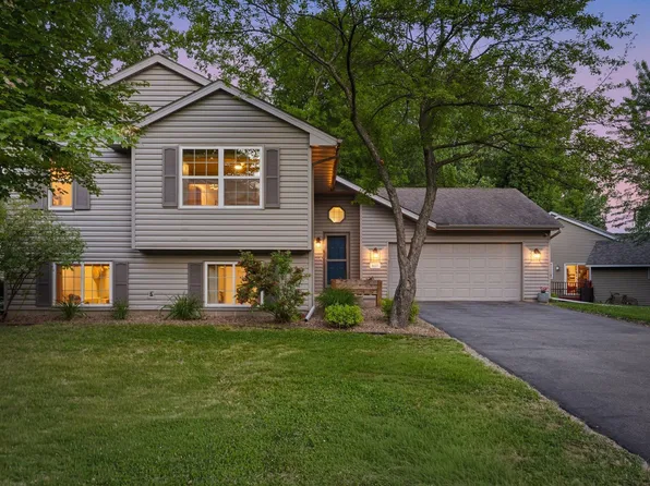 8117 Dakota Ln, Chanhassen, MN 55317
