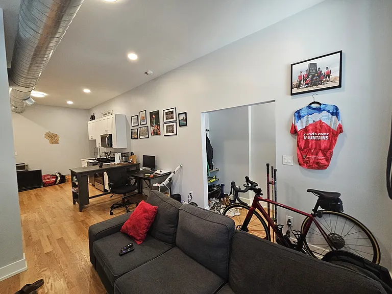 1415 W Erie St #1F — Photo 3