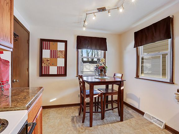 4th image of 829 Stony Brook Ln