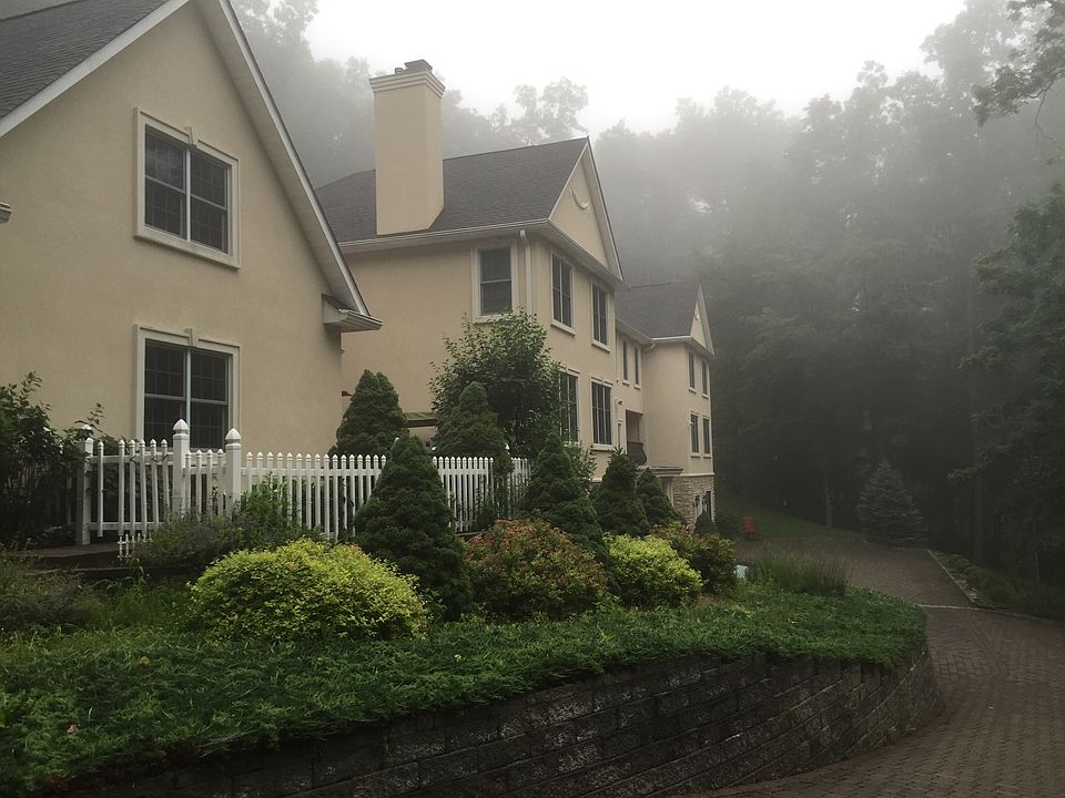 2nd image of 27 Mountainside Rd