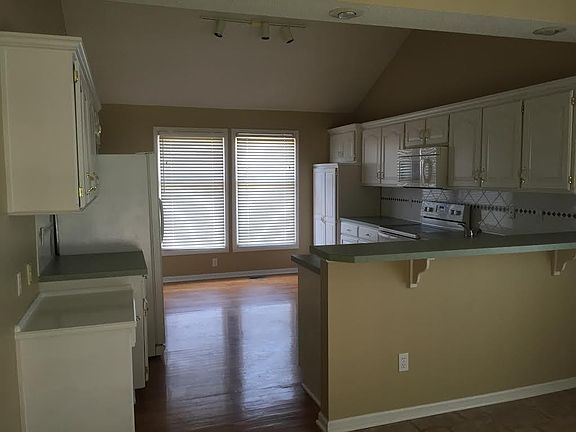 5th image of 8220 W 123rd St