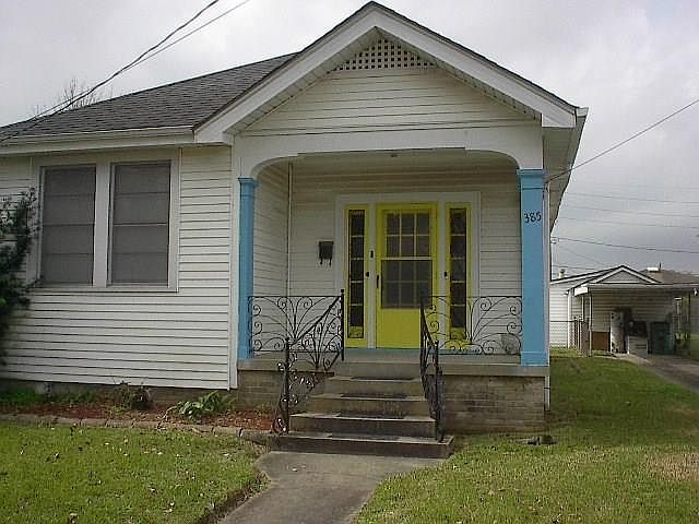 385 Lions Exterior