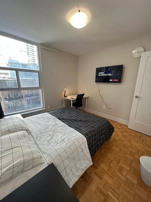 Deluxe Room - Rosehill Avenue & Yonge Street — Photo 2