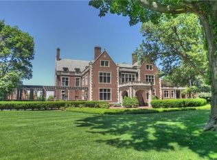 12 W Hanna Ln, Bratenahl, OH 44108
