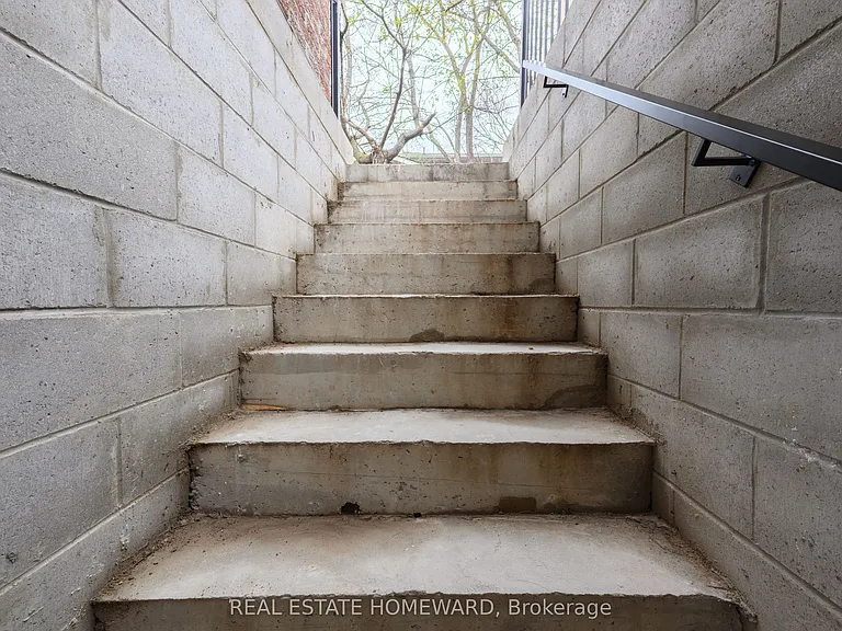 114 Old Sheppard Ave #LOWER — Photo 14