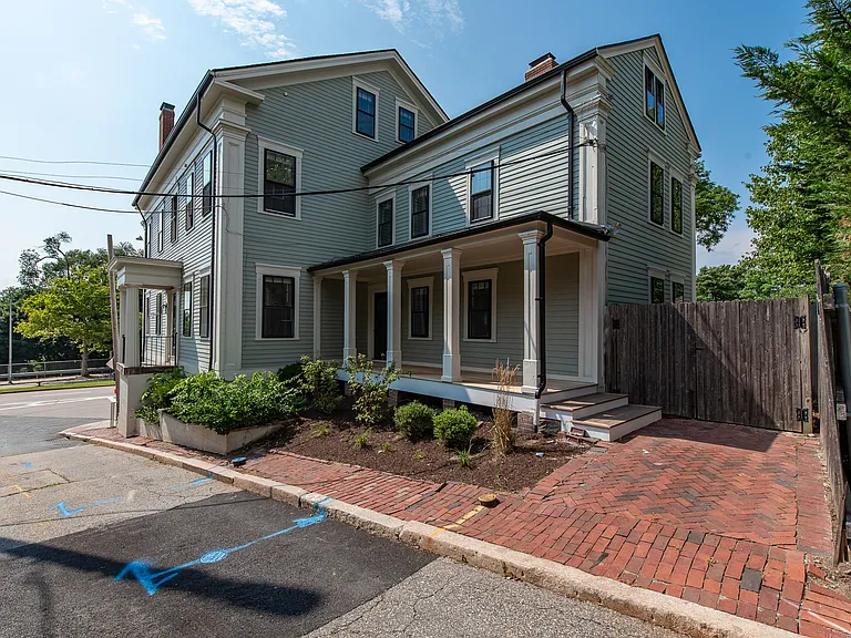 Burr street private entrance