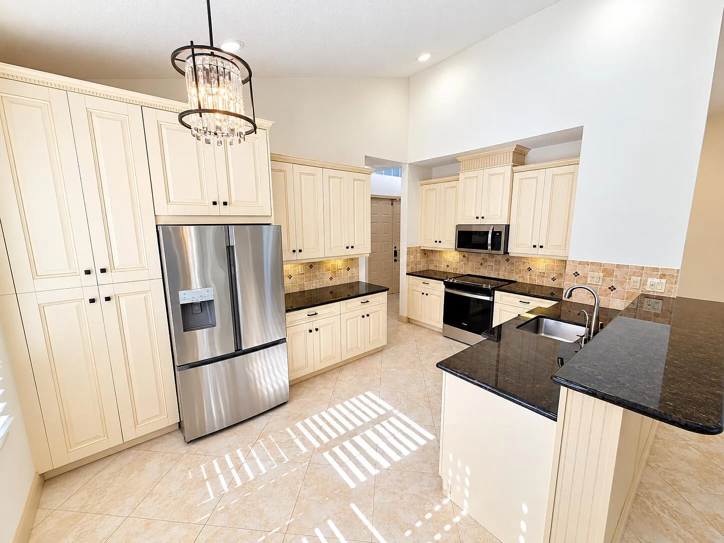 3 bed, 2.0 bath, 1958 sqft, $4,800 — Photo 3