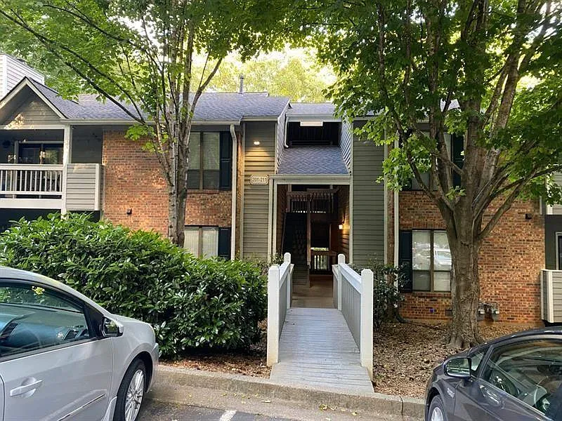 2 bed, 2.0 bath, 1000 sqft, $1,495 — Photo 2