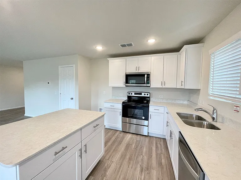 481 Grenada Lake Dr — Photo 6