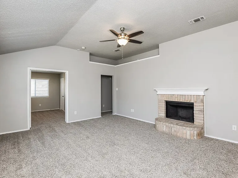 1121 Sandalwood Dr — Photo 5