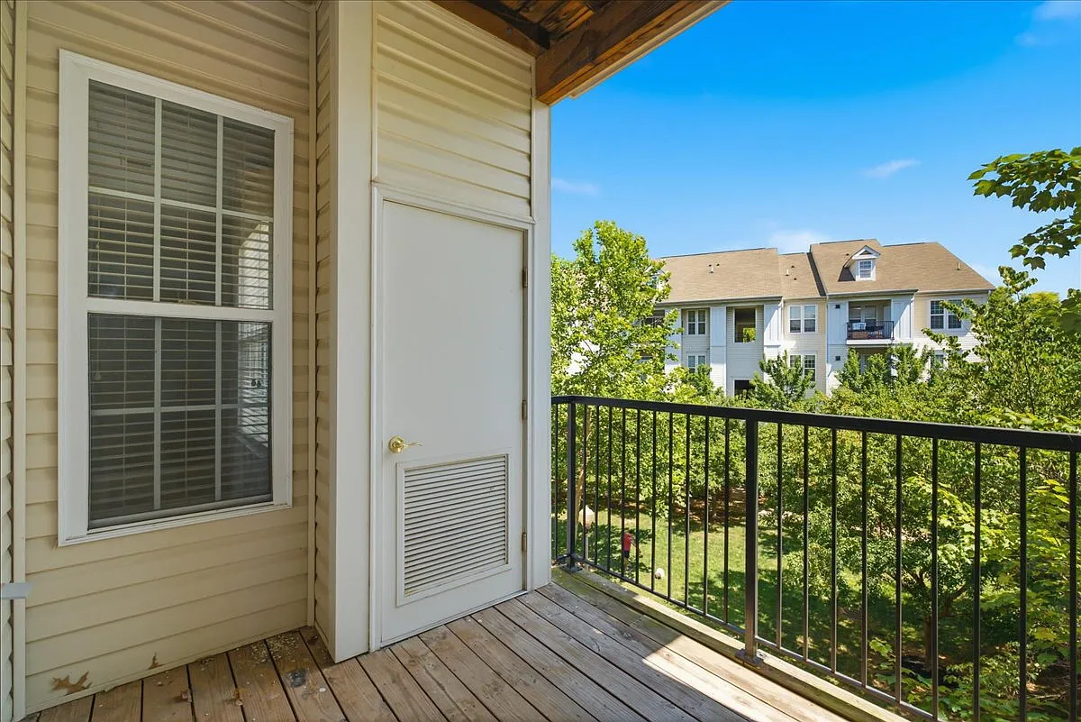 2 bed, 2.0 bath, 1103 sqft, $2,600 — Photo 2