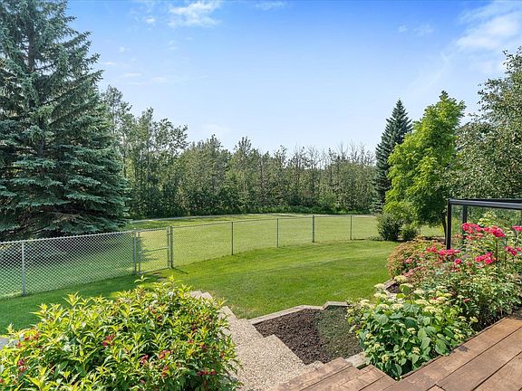 2nd image of 136 Westridge Cres