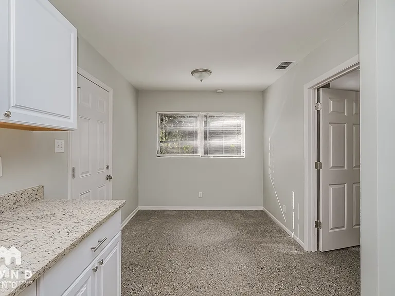 1505 E Genesee St — Photo 8