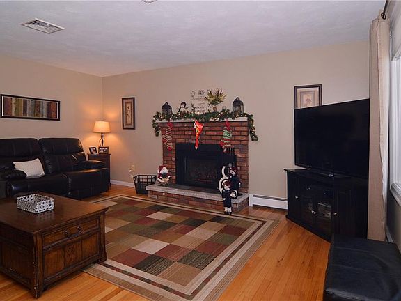 3rd image of 9 Candlewood Dr