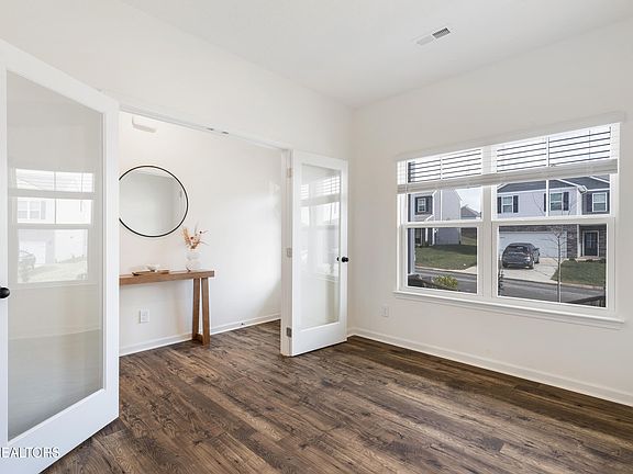 4th image of 1009 Curly Top Ln