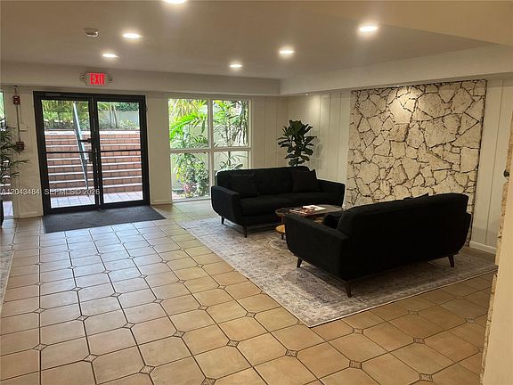 4th image of 1205 Mariposa Ave APT 428
