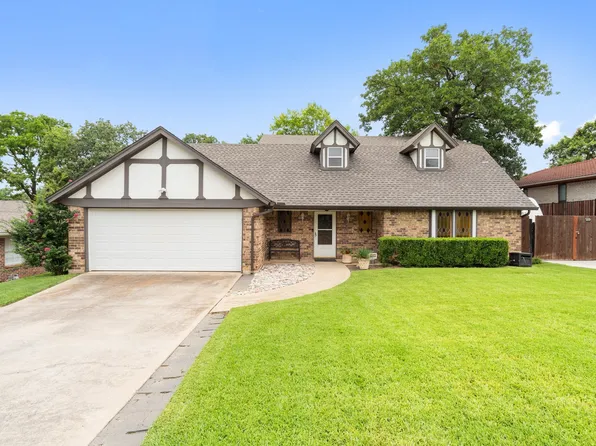 404 Stonehenge Dr, Hurst, TX 76054