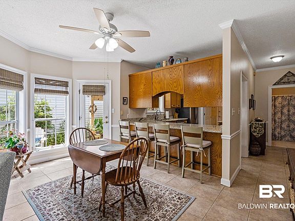 5th image of 40 Cottage Dr