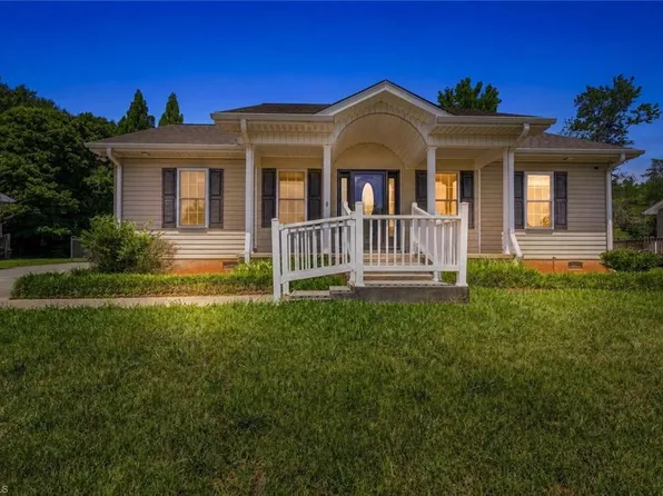 105 McCleskey Dr, Yadkinville, NC 27055