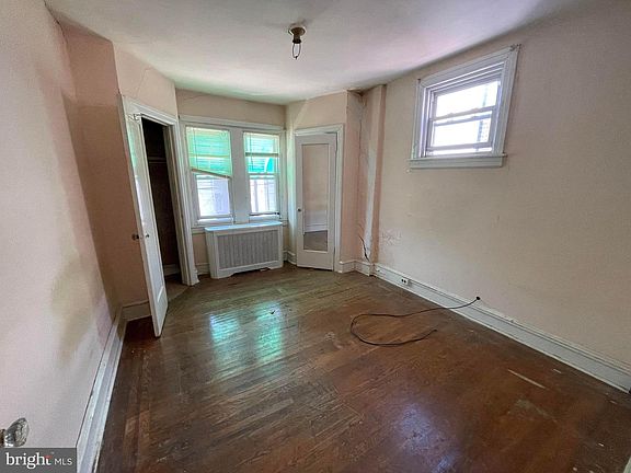 5th image of 5718 W Oxford St
