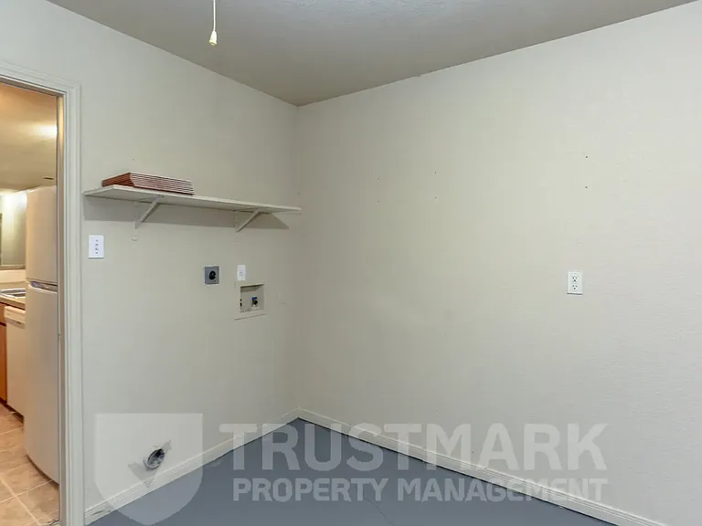 932 Maplewood St #B — Photo 11