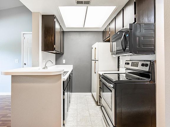 4th image of 931 E Creekhill Ln APT 31