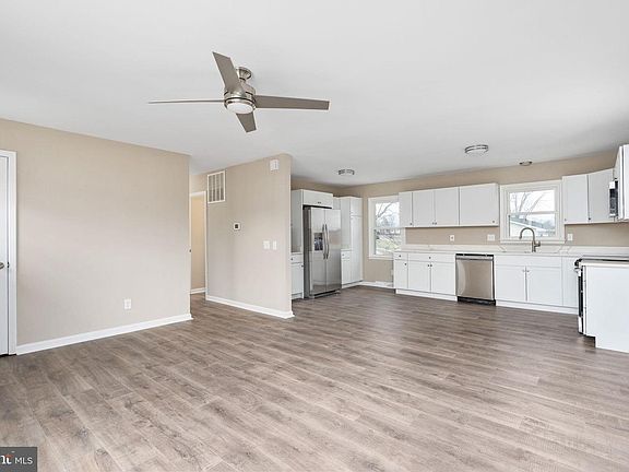 4th image of 402 Sullivan Dr