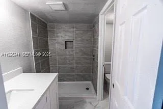 975 N Franklin Ave #975B — Photo 5