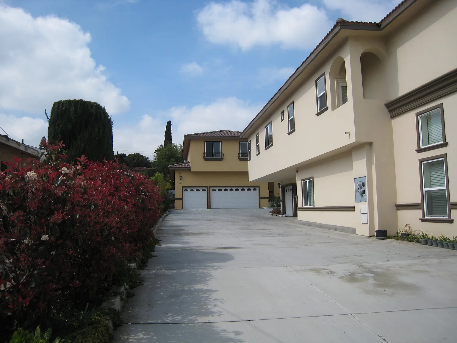 4 bed, 3.5 bath, 2460 sqft, $895 — Photo 1
