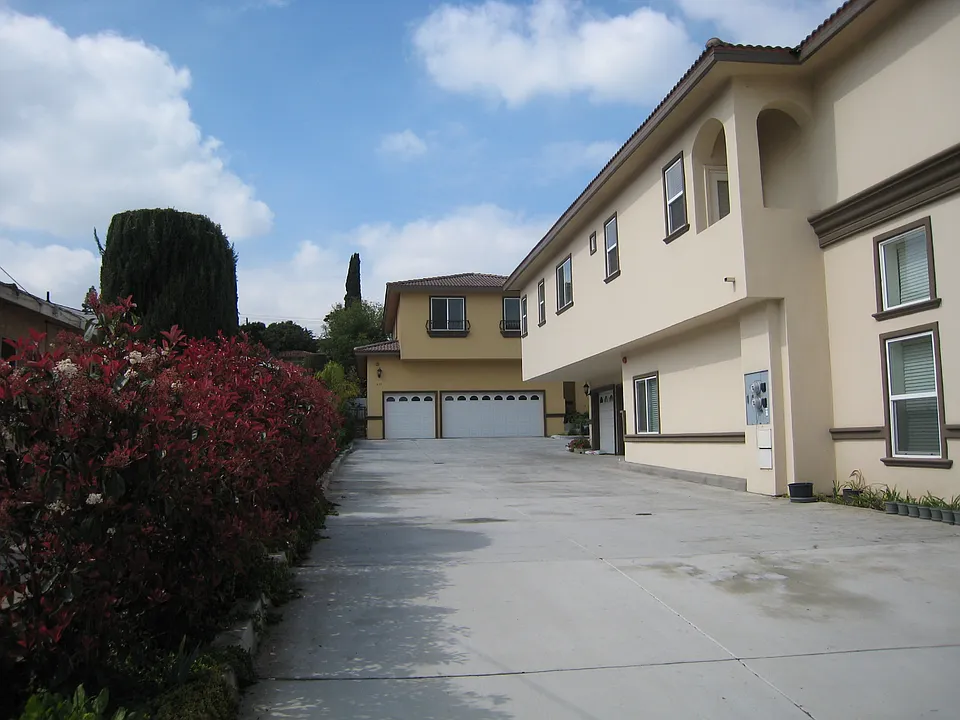 407 Russell Ave