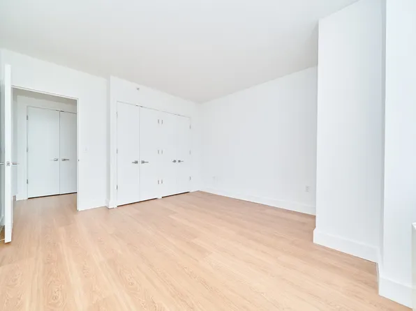 160 Riverside Boulevard image 17 of 18