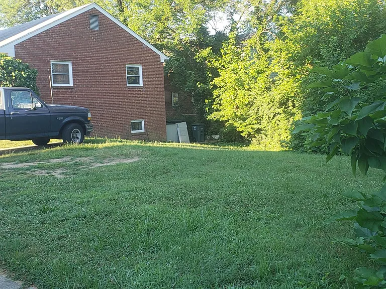800 N Woodrow St — Photo 3