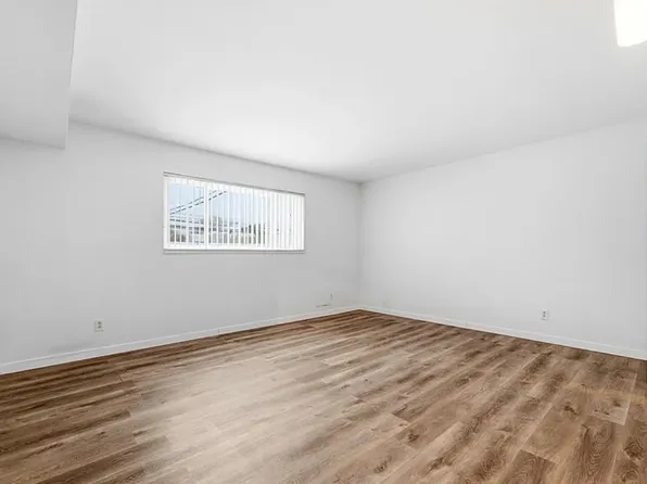 2375 Walton Blvd Unit 8, Rochester Hills, MI 48309