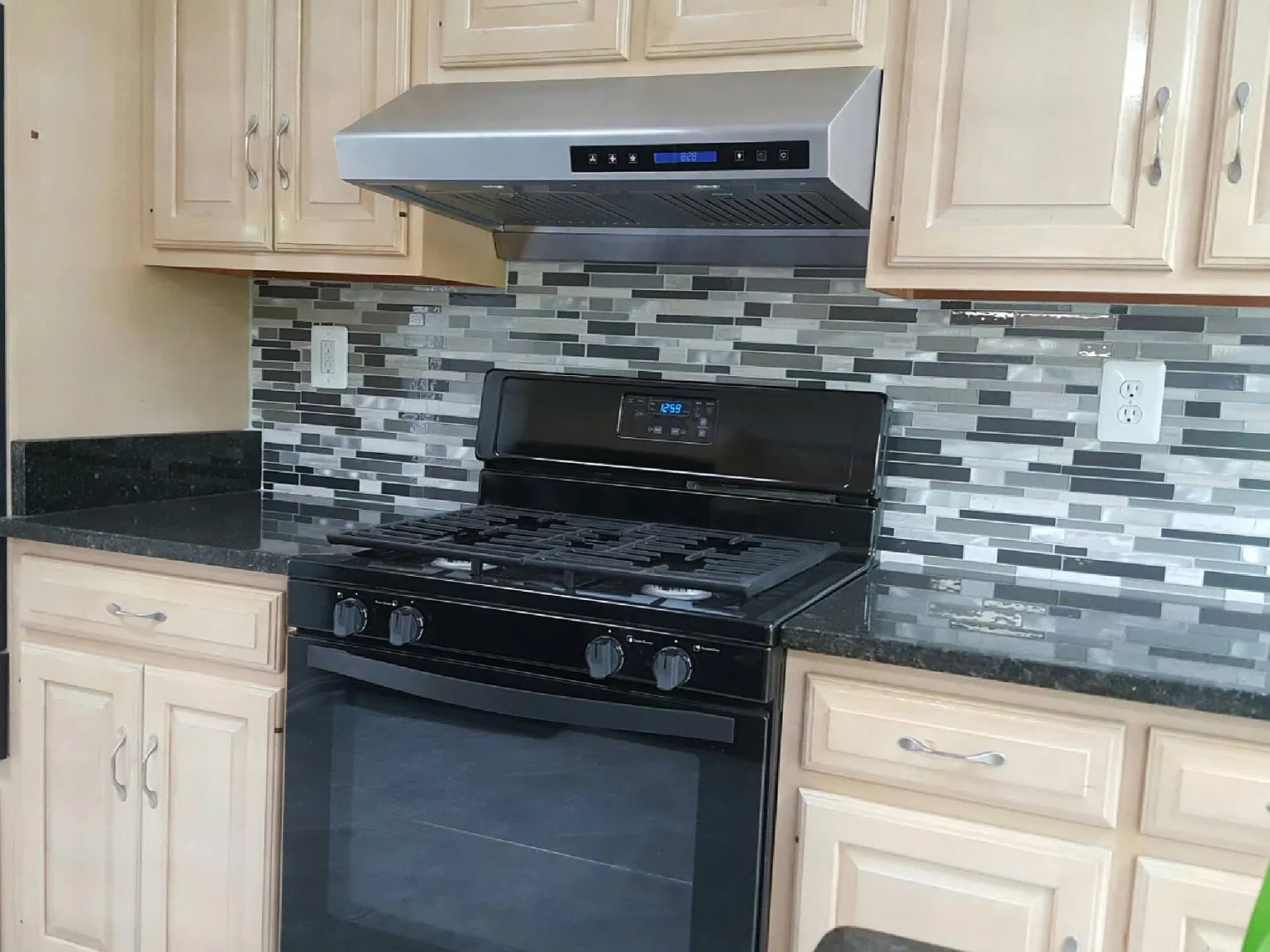 4 bed, 2512 sqft, $4,200 — Photo 3
