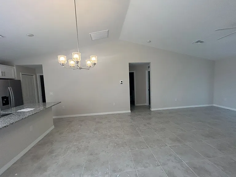 2804 NE 6th Ave — Photo 3