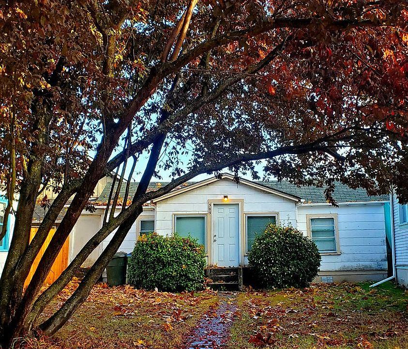 This cozy little home is in a small neighborhood central to town and yet at the end of a quiet street. Close to bus stops and shopping, it is the best of both worlds.
