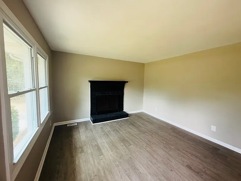 304 E Barr St — Photo 3