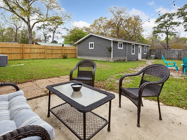 1104 Dickson Ave — Photo 34