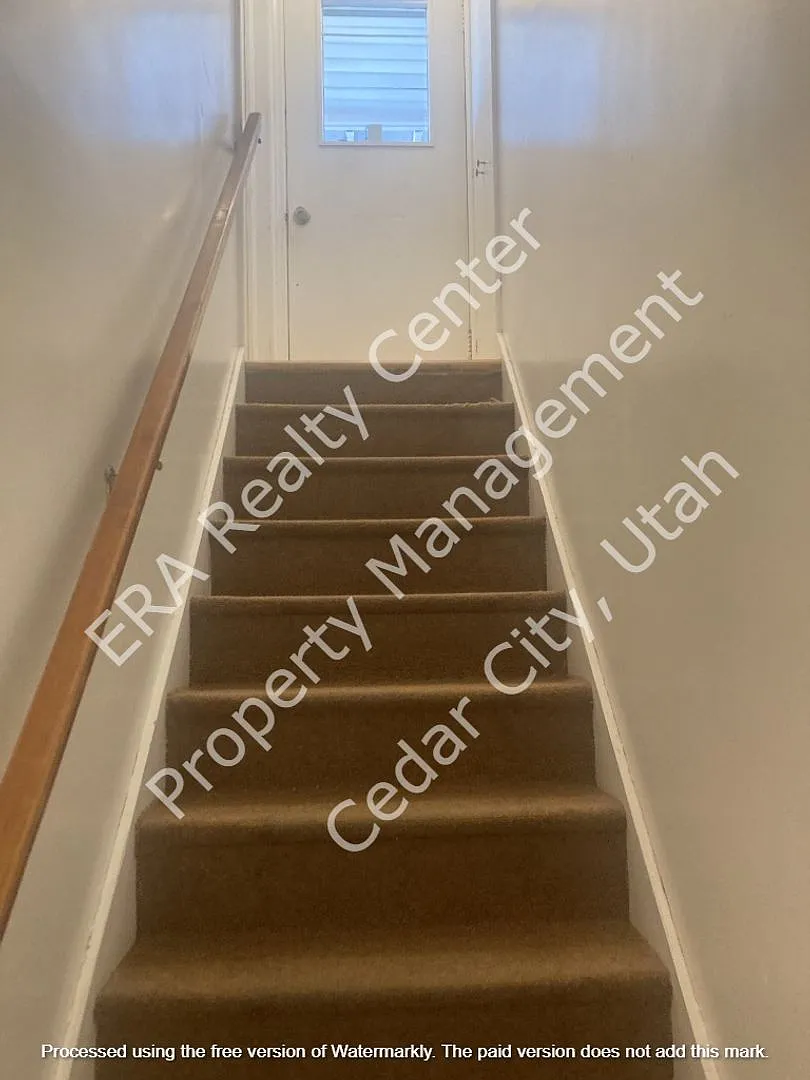 Move-In Bonus - 2 bed, 1 bath Basement Apartment in Vintage Home — Photo 4