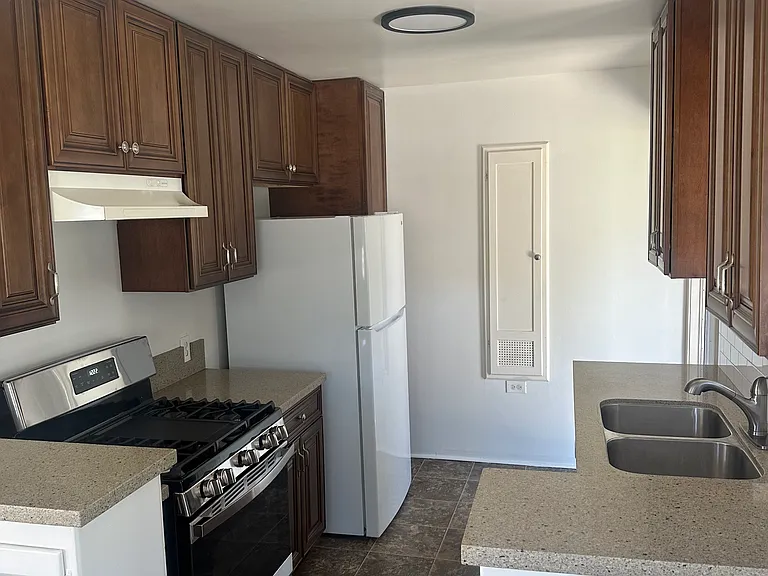 712 W Glenoaks Blvd — Photo 8
