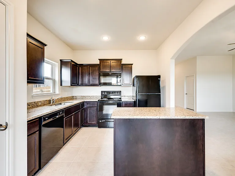 905 Summer Stream Rd — Photo 3