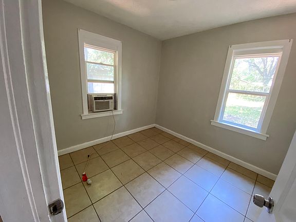 4th image of 1621 Roselle Ave