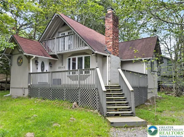 968 Country Place Dr, Tobyhanna, PA 18466