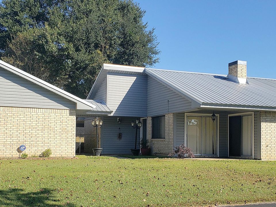 1st image of 137 Clarence Ave
