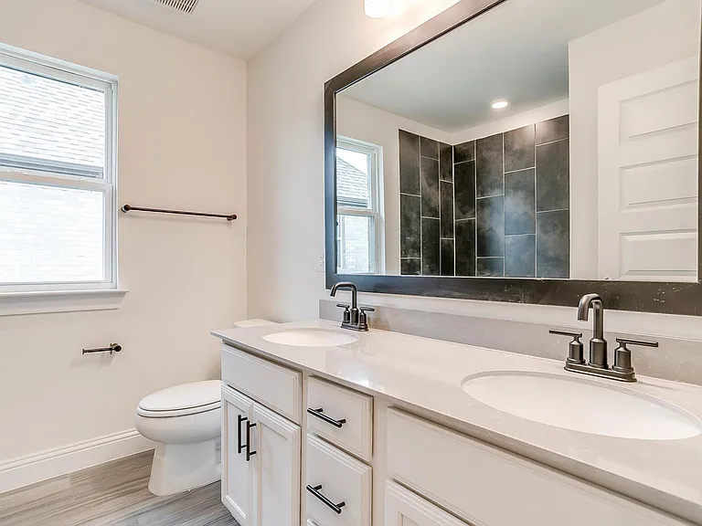 9836 Derbyshire Dr — Photo 56