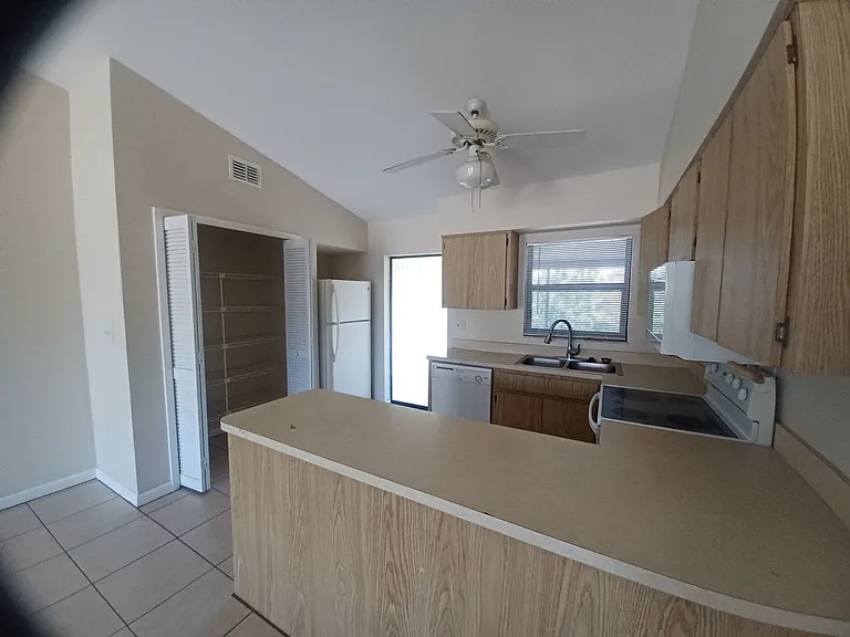 17382 W Carnegie Cir — Photo 4