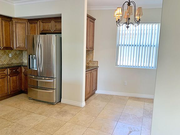 4th image of 10921 Whipple St #407