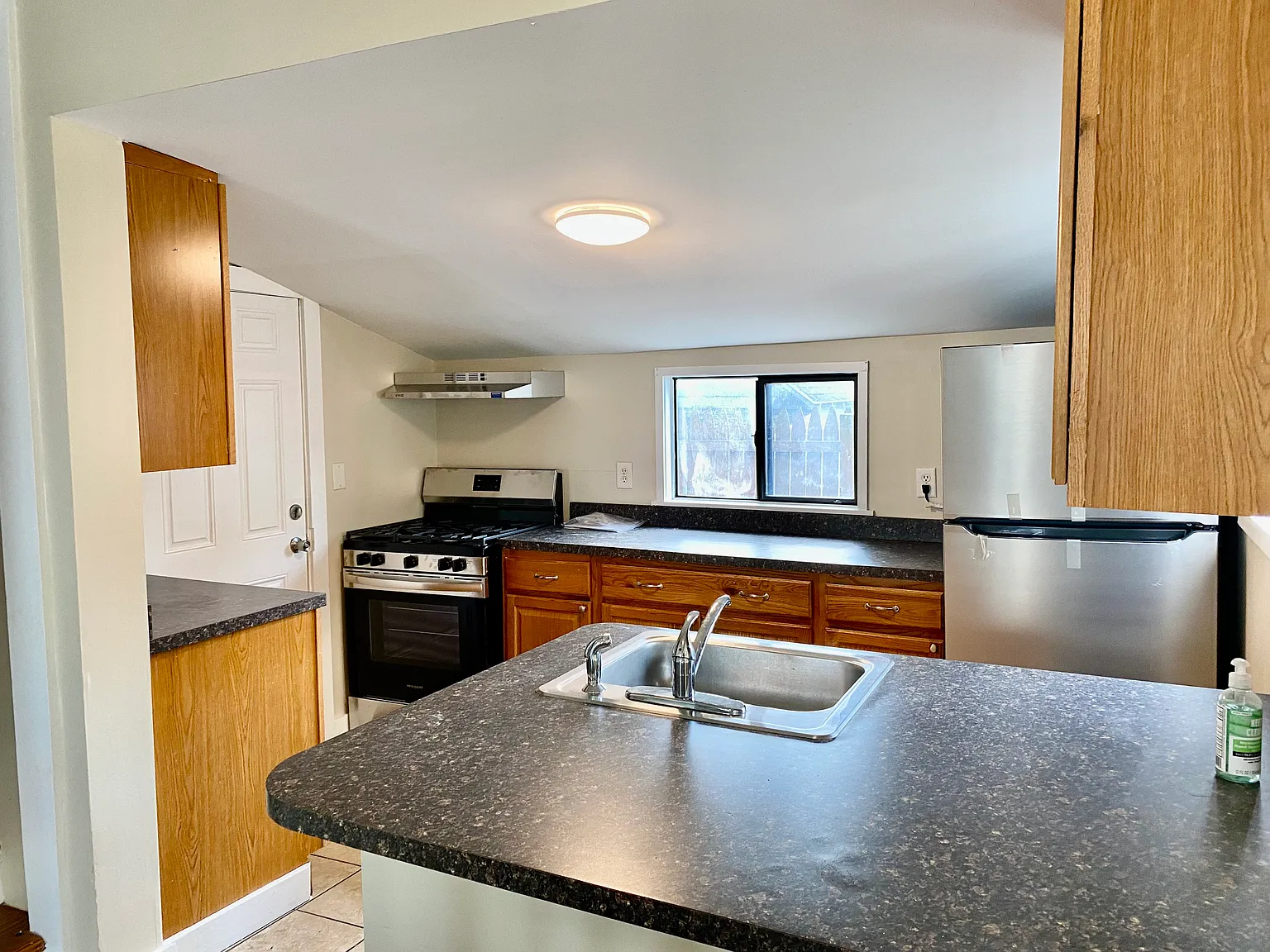 3 bed, 810 sqft, $1,675 — Photo 3